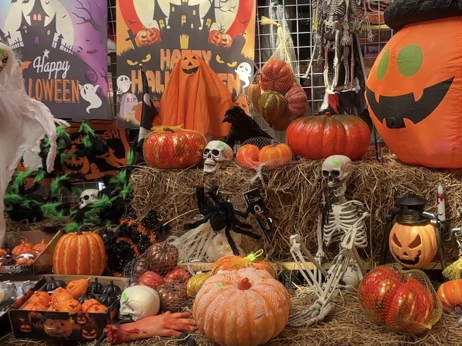 Phố Hàng Mã nhộn nhịp 'thay màu' sau Trung thu, sẵn sàng đón Halloween - Ảnh 4.