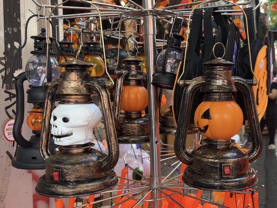 Phố Hàng Mã nhộn nhịp 'thay màu' sau Trung thu, sẵn sàng đón Halloween - Ảnh 5.