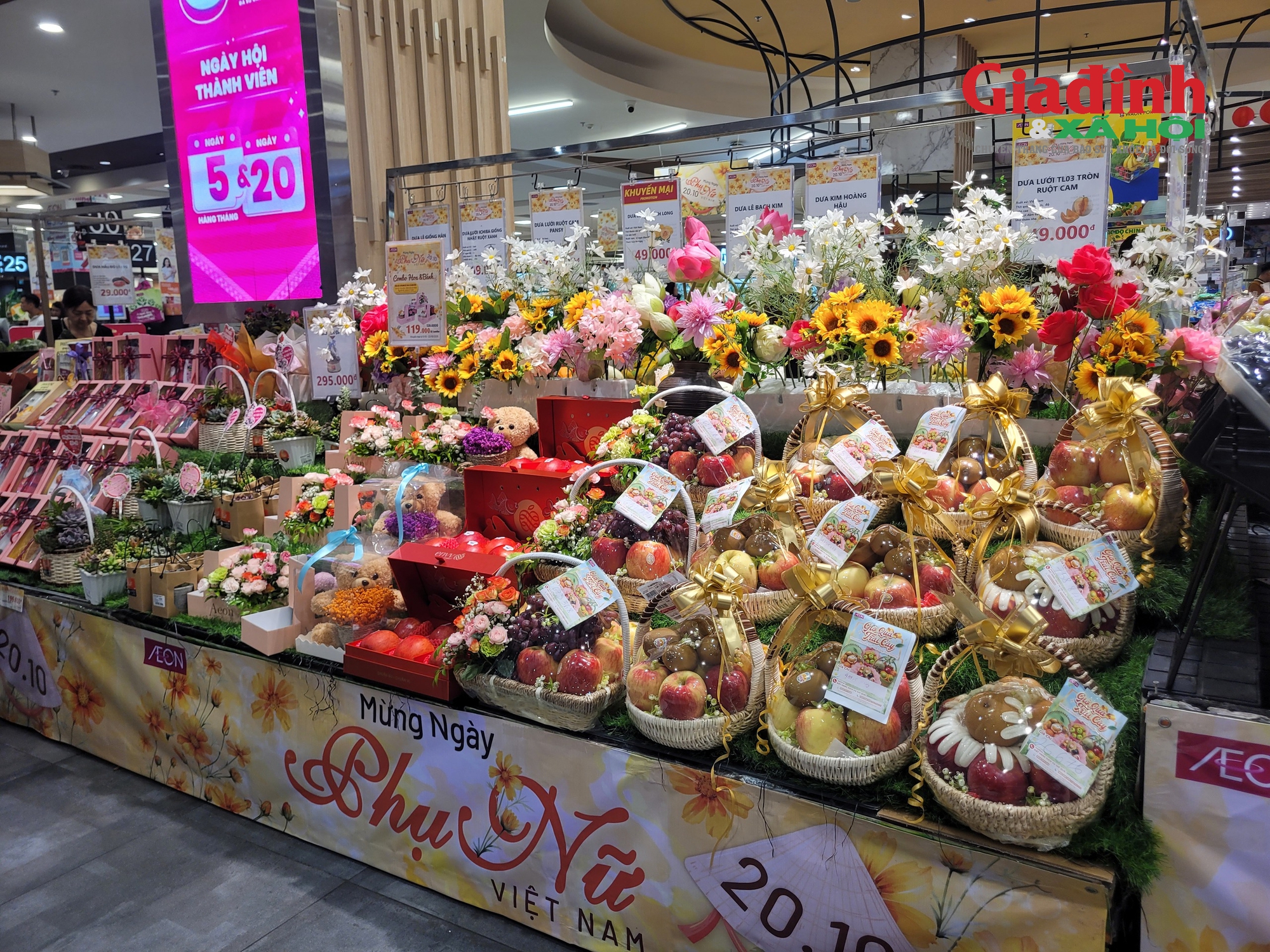 Thị trường quà tặng ngày 20/10: Siêu thị chuẩn bị bó rau củ xanh tặng khách nữ - Ảnh 2. Thị trường quà tặng ngày 20/10: Siêu thị chuẩn bị bó rau củ xanh tặng khách nữ - Ảnh 2.