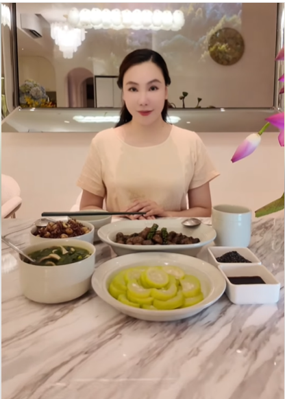 Hồ Quỳnh Hương chia sẻ bí quyết: Chỉ cần 20 phút nấu bữa cơm chay thanh lành, đầy đủ dưỡng chất - Ảnh 6. Hồ Quỳnh Hương chia sẻ bí quyết: Chỉ cần 20 phút nấu bữa cơm chay thanh lành, đầy đủ dưỡng chất - Ảnh 6.