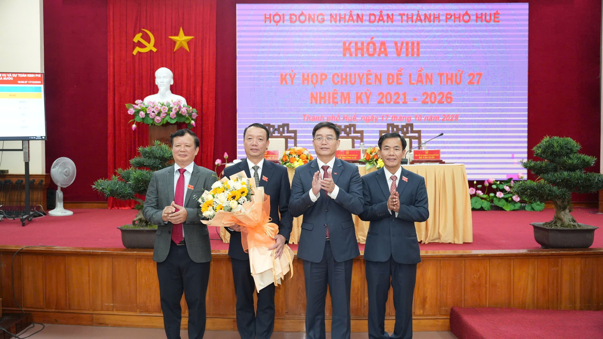 ong-phan-thien-dinh-duoc-bau-giu-chuc-chu-tich-ubnd-tp-hue-2-1760706388869539163669-1760708931701-1760708932008840804520.jpg