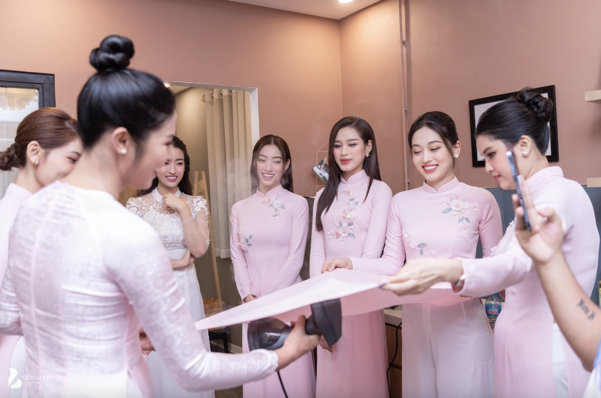 Đám cưới Đỗ Thị Hà vắng bóng Đỗ Mỹ Linh và nhiều người đẹp showbiz - Ảnh 4. Đám cưới Đỗ Thị Hà vắng bóng Đỗ Mỹ Linh và nhiều người đẹp showbiz - Ảnh 4.