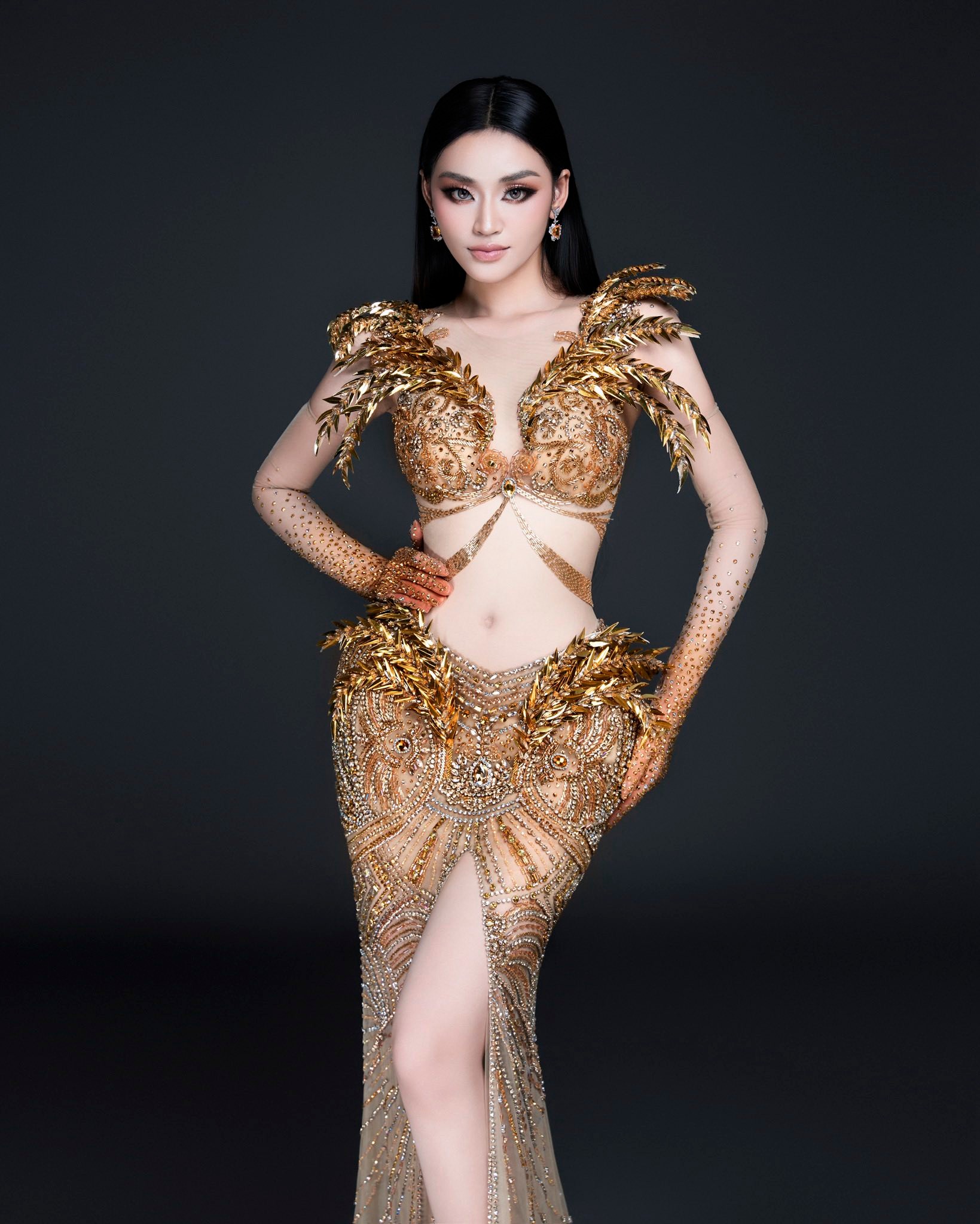 Bố mẹ Hoa hậu Yến Nhi lần đầu ra nước ngòai tiếp lửa Trước chung kết Miss Grand International 2025 - Ảnh 5. Bố mẹ Hoa hậu Yến Nhi lần đầu ra nước ngòai tiếp lửa Trước chung kết Miss Grand International 2025 - Ảnh 5.