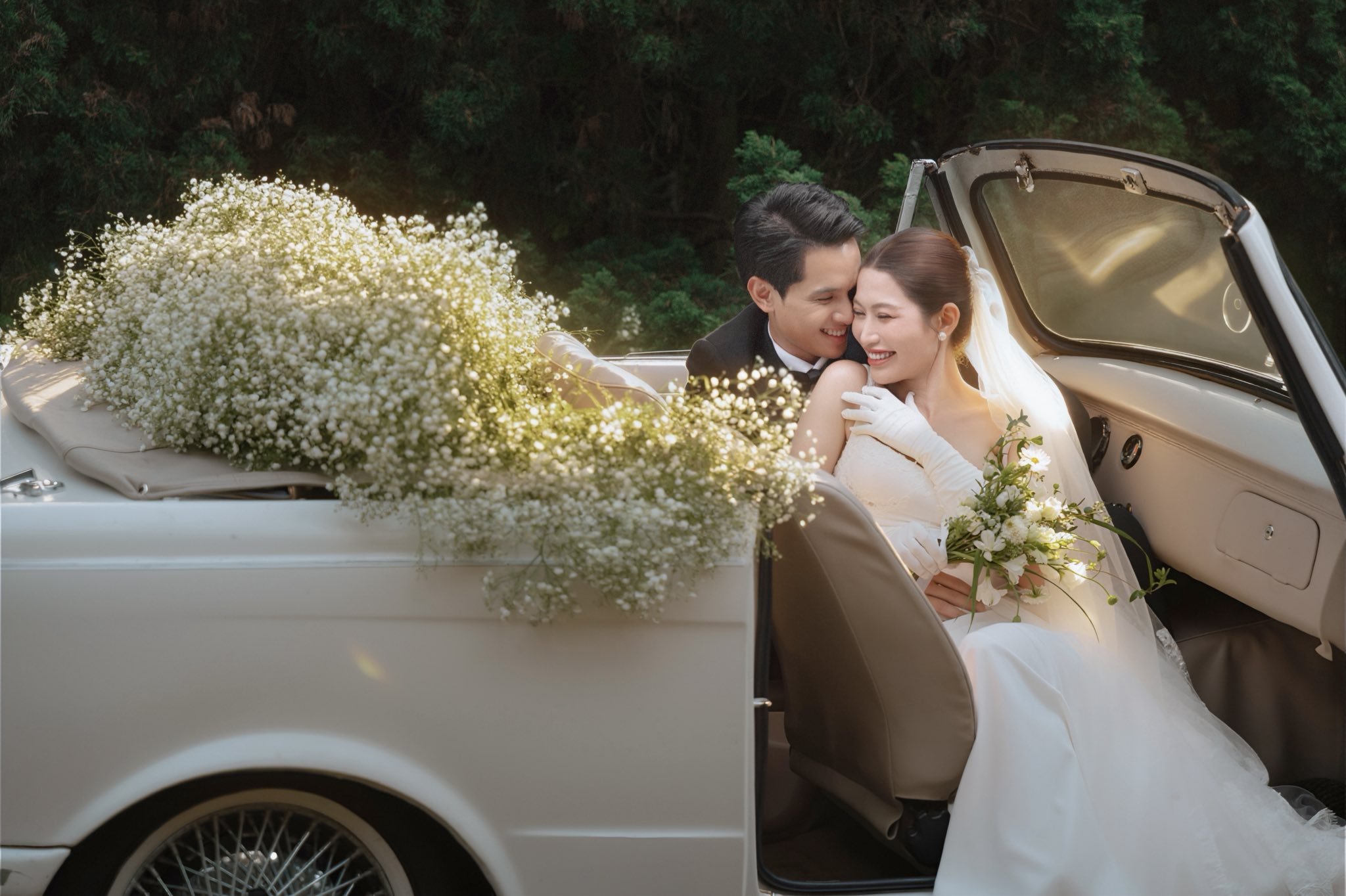 Đỗ Thị Hà và Chế Nguyễn Quỳnh Châu: Hai người đẹp theo chồng về dinh trong tháng 10 - Ảnh 6. Đỗ Thị Hà và Chế Nguyễn Quỳnh Châu: Hai người đẹp theo chồng về dinh trong tháng 10 - Ảnh 6.