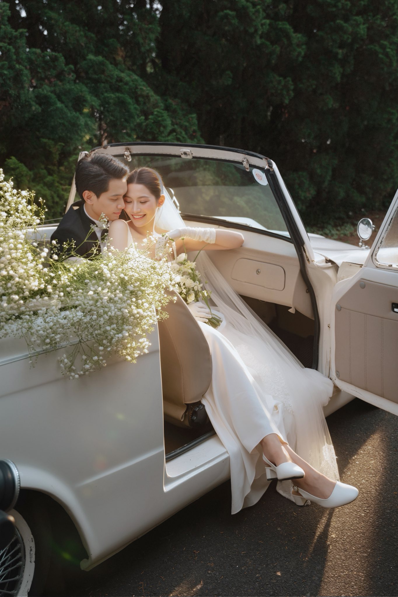 Đỗ Thị Hà và Chế Nguyễn Quỳnh Châu: Hai người đẹp theo chồng về dinh trong tháng 10 - Ảnh 5. Đỗ Thị Hà và Chế Nguyễn Quỳnh Châu: Hai người đẹp theo chồng về dinh trong tháng 10 - Ảnh 5.