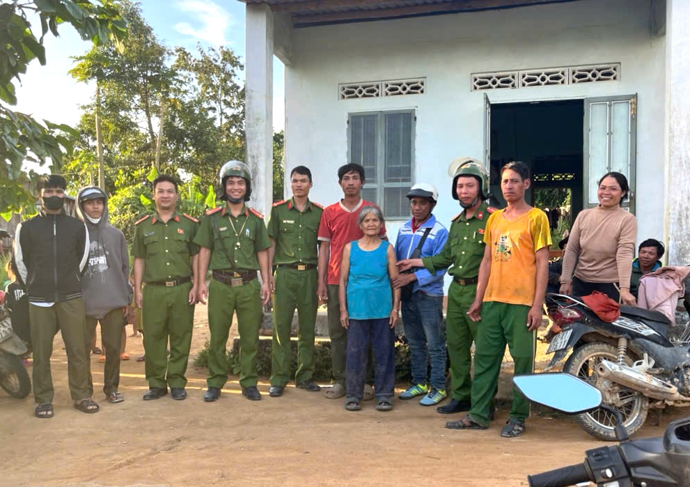Hai ngày lạc trong rừng, cụ bà 95 tuổi sống nhờ nước suối - Ảnh 1. Cụ bà 95 tuổi đi làm rẫy rồi bị lạc trong rừng - Ảnh 1.