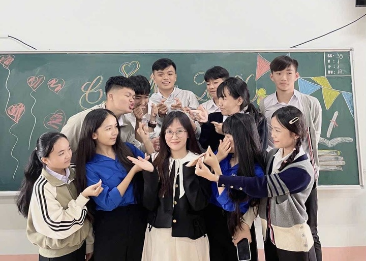 Cô giáo gen Z sáng tạo cách trả bài độc lạ, học sinh thích thú như chơi 'túi mù' - Ảnh 2. Cô giáo gen Z sáng tạo cách trả bài độc lạ, học sinh thích thú như chơi 'túi mù' - Ảnh 2.