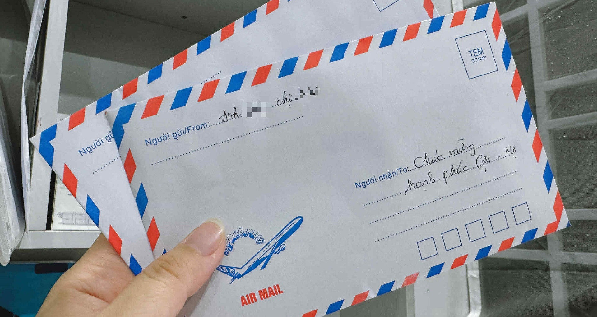 Bóc phong bì mừng cưới của chị chồng, dâu mới tức nghẹn