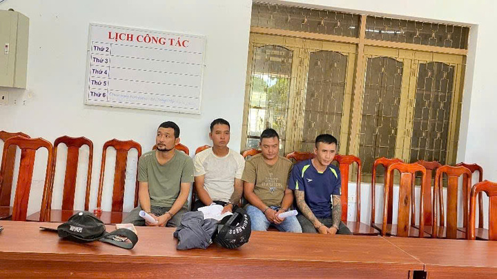 Bắt nhóm người chặn xe, hành hung tài xế xe khách ở Đắk Lắk - Ảnh 1. Bắt nhóm người chặn xe, hành hung tài xế xe khách ở Đắk Lắk - Ảnh 1.