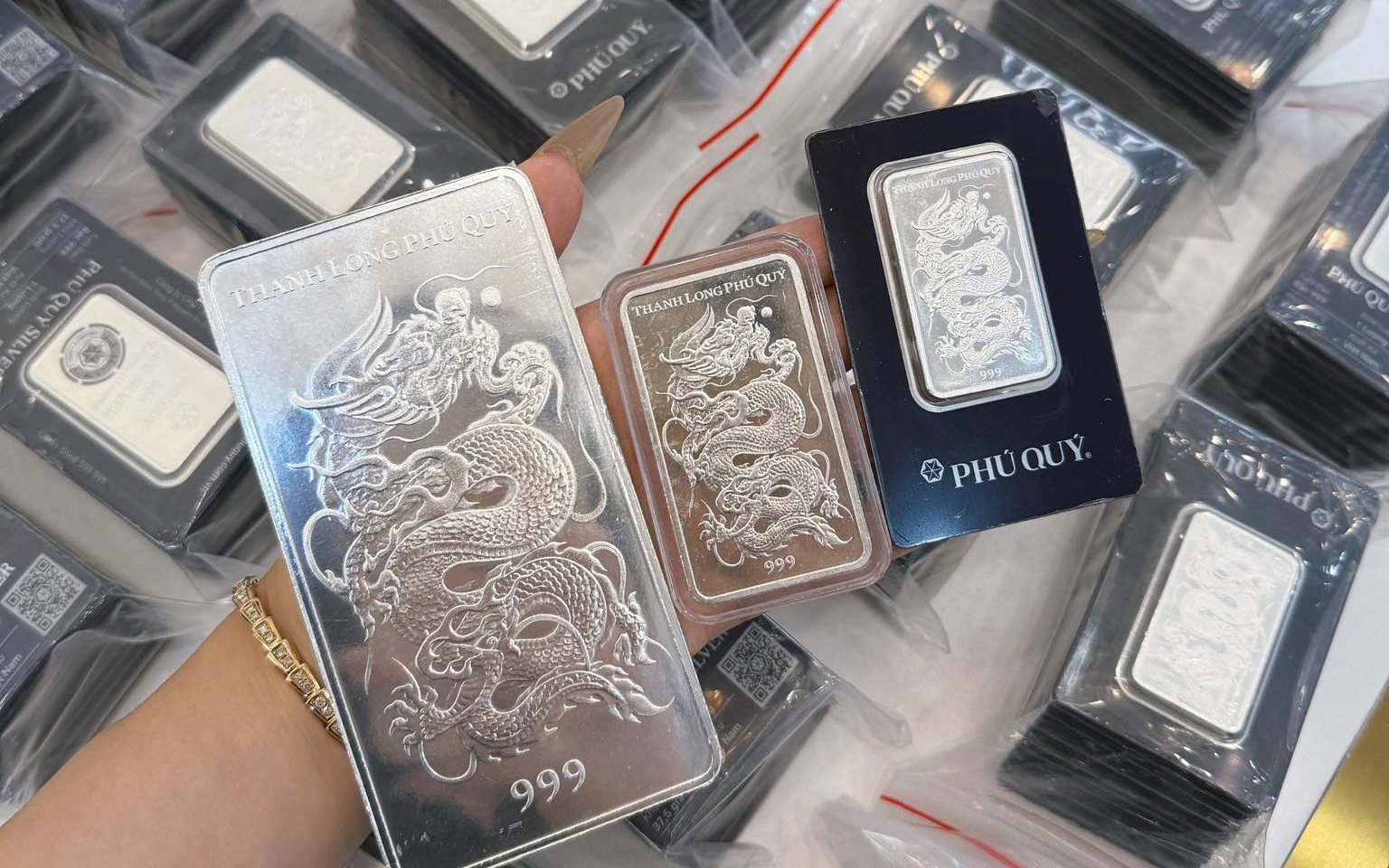 Bảo vệ người tiêu dùng: Thị trường quà tặng 20 / 10 sôi động với nhiều ưu đãi hấp dẫn - Ảnh 1. Bảo vệ người tiêu dùng: Thị trường quà tặng 20 / 10 sôi động với nhiều ưu đãi hấp dẫn - Ảnh 1.