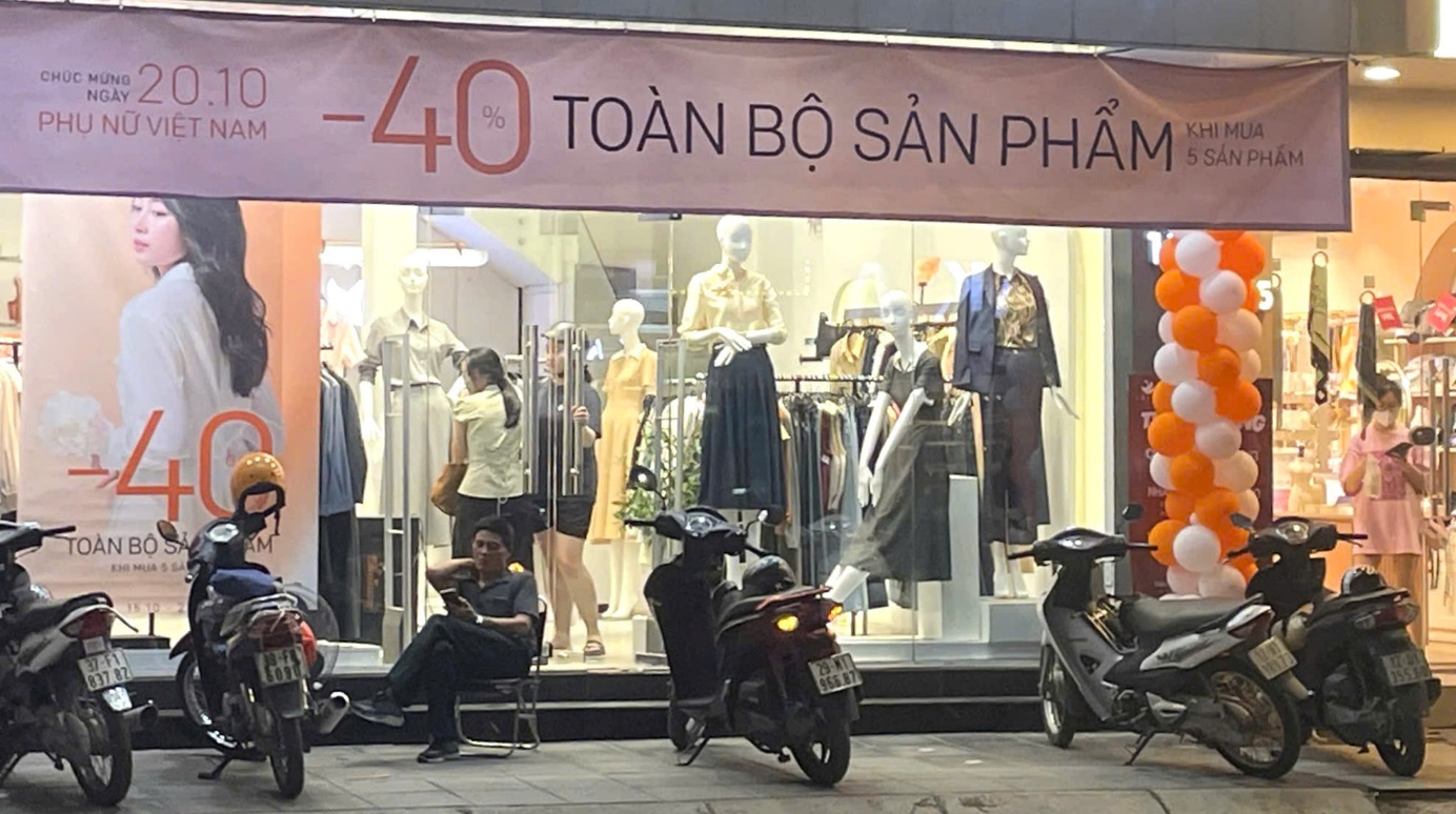 Thị trường hoa, quà tặng nhộn nhịp cận lễ 20/10 - Ảnh 3. Thị trường hoa, quà tặng nhộn nhịp cận lễ 20/10 - Ảnh 3.