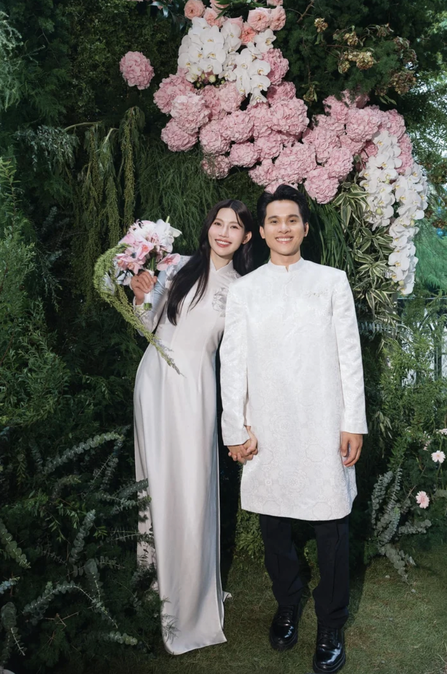 Đỗ Thị Hà và Chế Nguyễn Quỳnh Châu: Hai người đẹp theo chồng về dinh trong tháng 10 - Ảnh 10. Đỗ Thị Hà và Chế Nguyễn Quỳnh Châu: Hai người đẹp theo chồng về dinh trong tháng 10 - Ảnh 10.