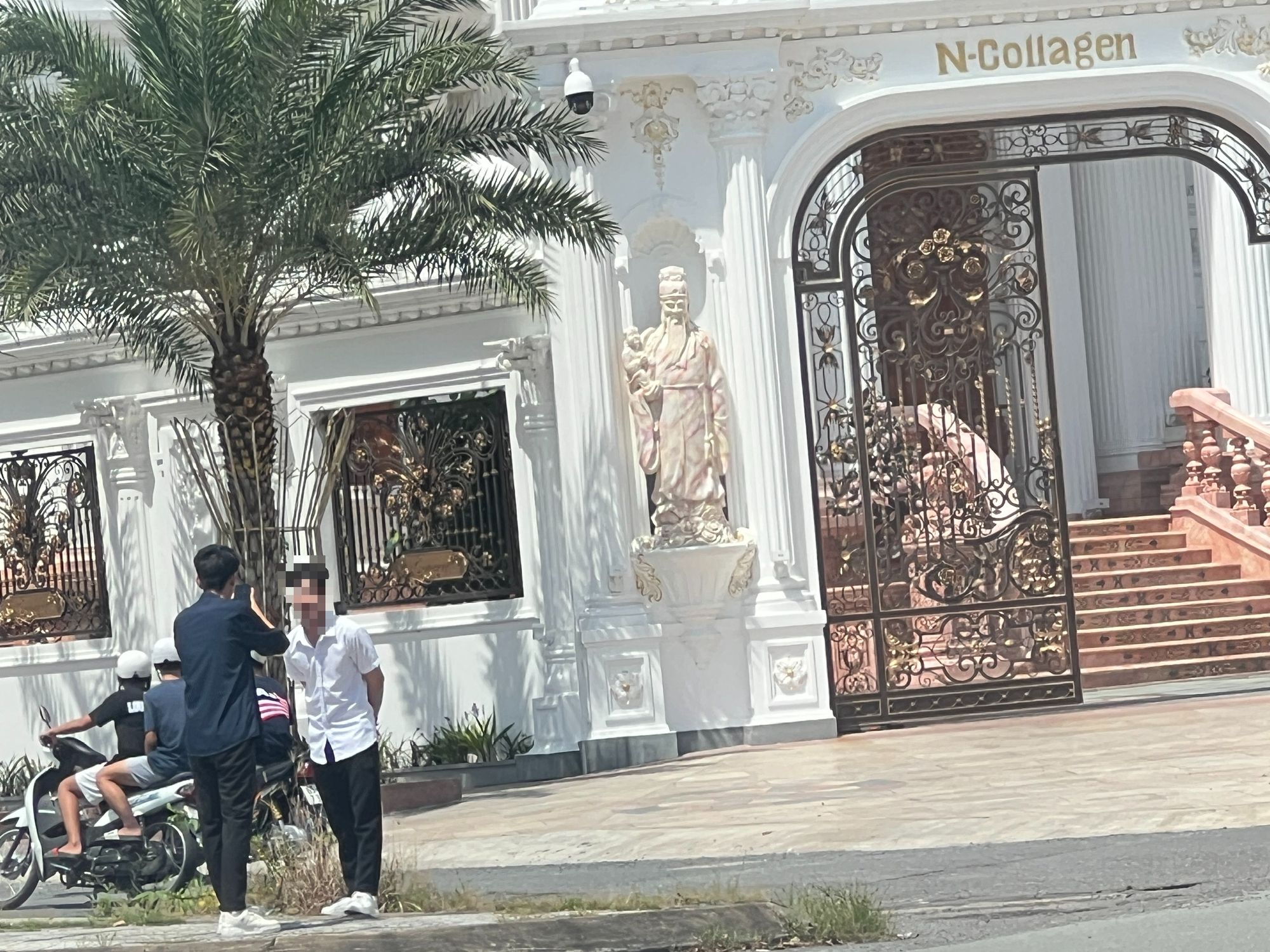 Bất chấp nắng gắt, nhiều người chụp ảnh trước dinh thự 500 tỉ đồng của Ngân Collagen - Ảnh 4. CLIP: Trời nắng gay gắt, nhiều người quay phim, chụp ảnh dinh thự 500 tỉ đồng của Ngân Collagen - Ảnh 3.