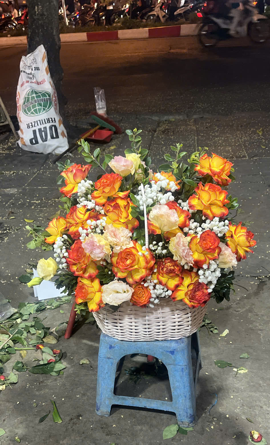 Thị trường hoa tươi ngày 20 / 10 sôi động với giá cả tăng và Nhiều lựa chọn hấp dẫn - Ảnh 2. Thị trường hoa tươi ngày 20 / 10 sôi động với giá cả tăng và Nhiều lựa chọn hấp dẫn - Ảnh 2.