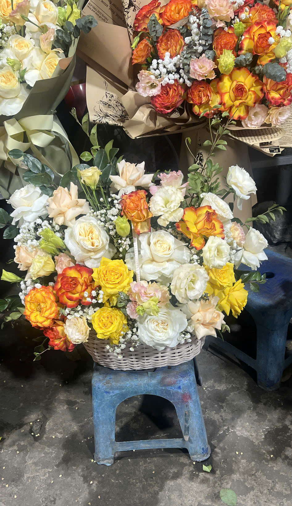 Thị trường hoa tươi ngày 20 / 10 sôi động với giá cả tăng và Nhiều lựa chọn hấp dẫn - Ảnh 3. Thị trường hoa tươi ngày 20 / 10 sôi động với giá cả tăng và Nhiều lựa chọn hấp dẫn - Ảnh 3.