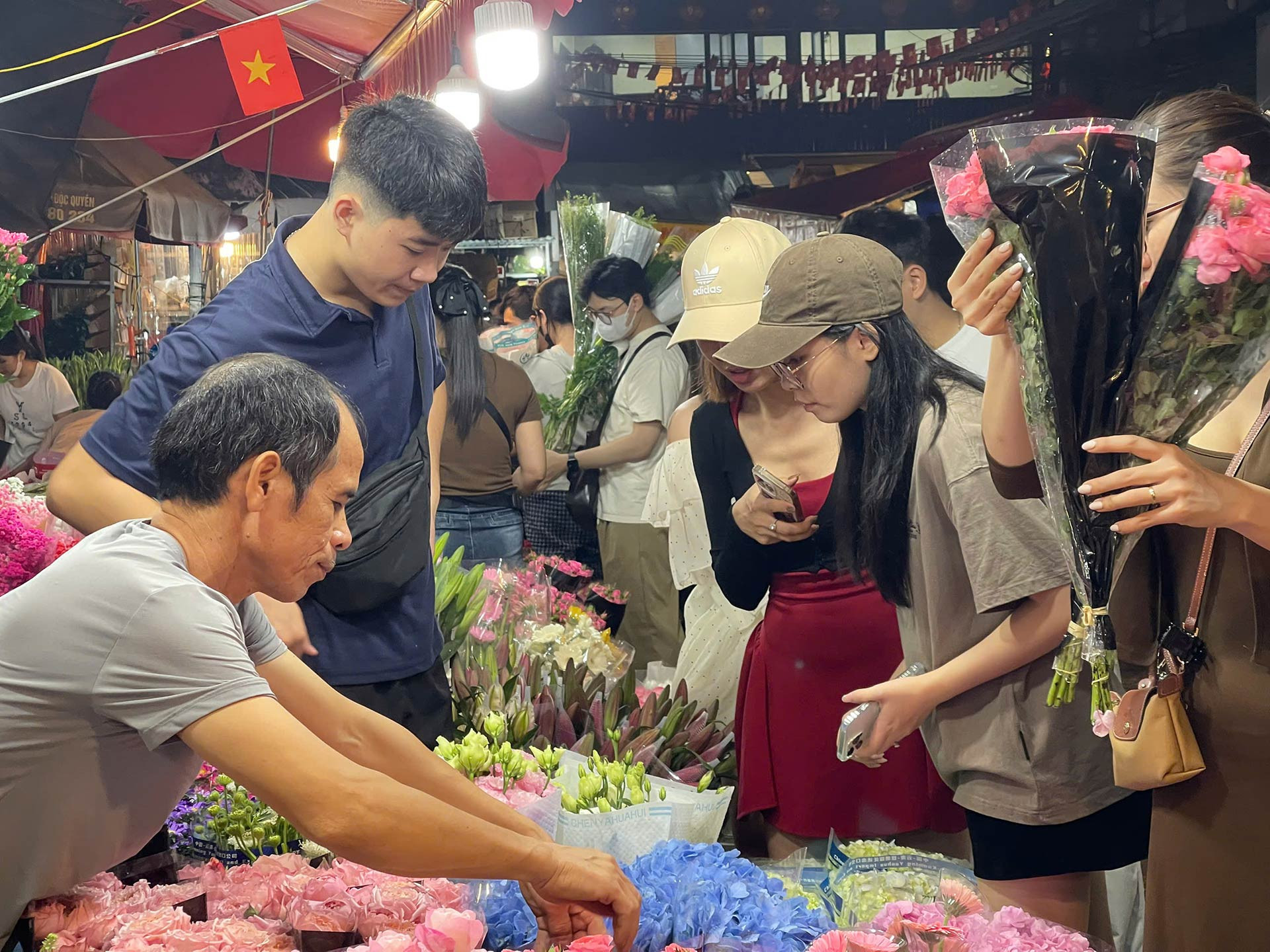 Chợ hoa lớn nhất Hà Nội cận 20/10: Tiểu thương gần như không có thời gian ngủ - Ảnh 1. Chợ hoa lớn nhất Hà Nội cận 20/10: Tiểu thương gần như không có thời gian ngủ - Ảnh 1.