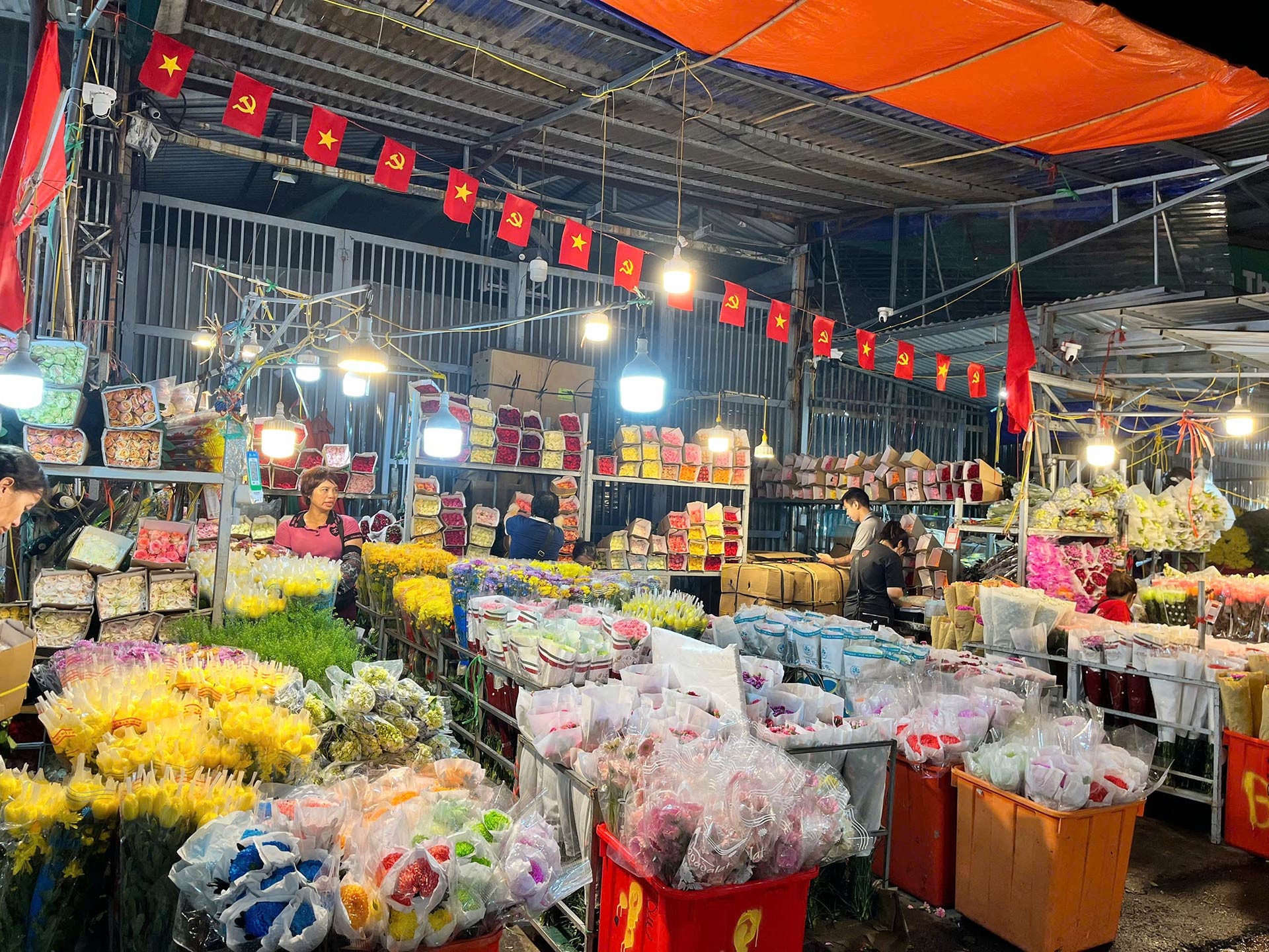 Chợ hoa lớn nhất Hà Nội cận 20/10: Tiểu thương gần như không có thời gian ngủ - Ảnh 2. Chợ hoa lớn nhất Hà Nội cận 20/10: Tiểu thương gần như không có thời gian ngủ - Ảnh 2.