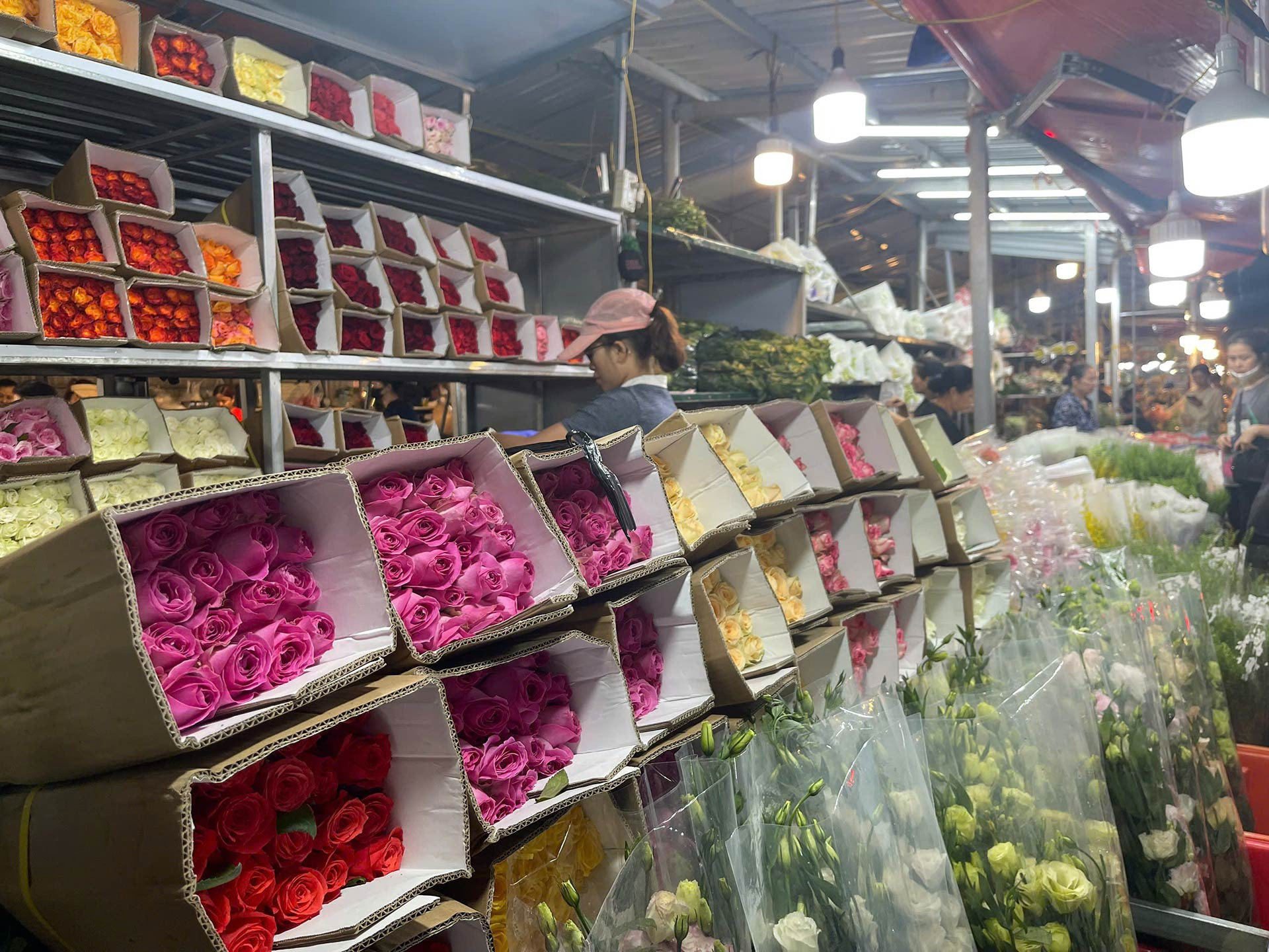 Chợ hoa lớn nhất Hà Nội cận 20/10: Tiểu thương gần như không có thời gian ngủ - Ảnh 3. Chợ hoa lớn nhất Hà Nội cận 20/10: Tiểu thương gần như không có thời gian ngủ - Ảnh 3.