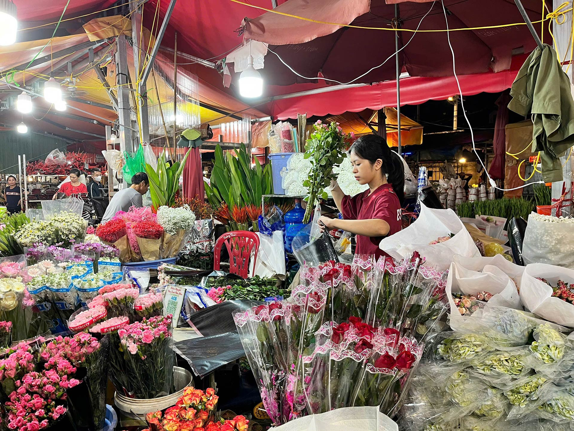 Chợ hoa lớn nhất Hà Nội cận 20/10: Tiểu thương gần như không có thời gian ngủ - Ảnh 5. Chợ hoa lớn nhất Hà Nội cận 20/10: Tiểu thương gần như không có thời gian ngủ - Ảnh 5.