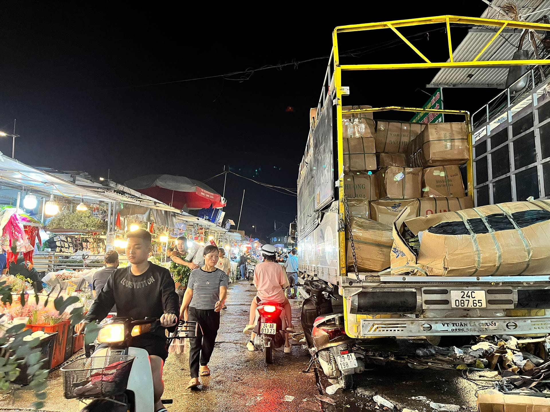Chợ hoa lớn nhất Hà Nội cận 20/10: Tiểu thương gần như không có thời gian ngủ - Ảnh 6. Chợ hoa lớn nhất Hà Nội cận 20/10: Tiểu thương gần như không có thời gian ngủ - Ảnh 6.