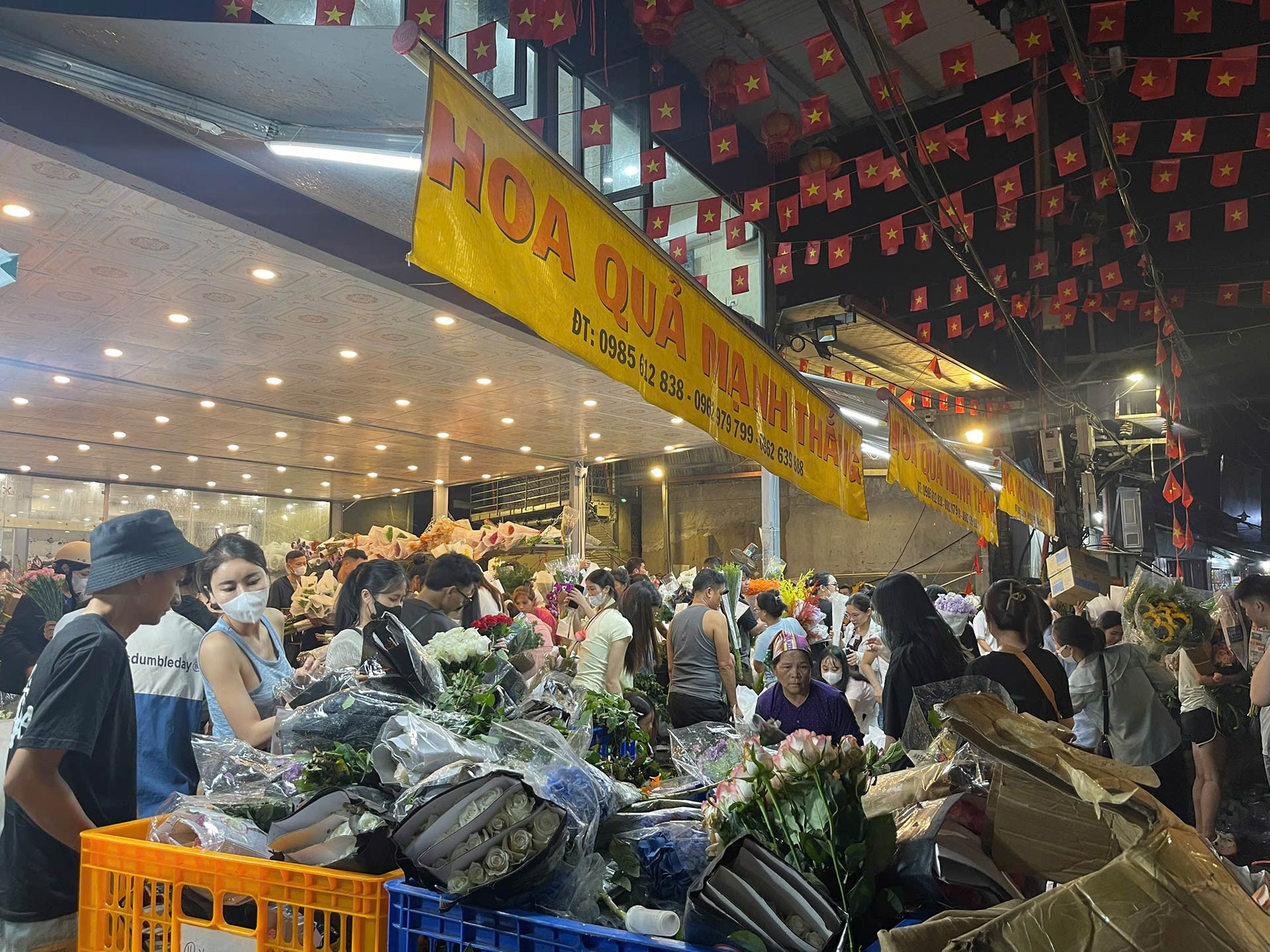 Chợ hoa lớn nhất Hà Nội cận 20/10: Tiểu thương gần như không có thời gian ngủ - Ảnh 8. Chợ hoa lớn nhất Hà Nội cận 20/10: Tiểu thương gần như không có thời gian ngủ - Ảnh 8.
