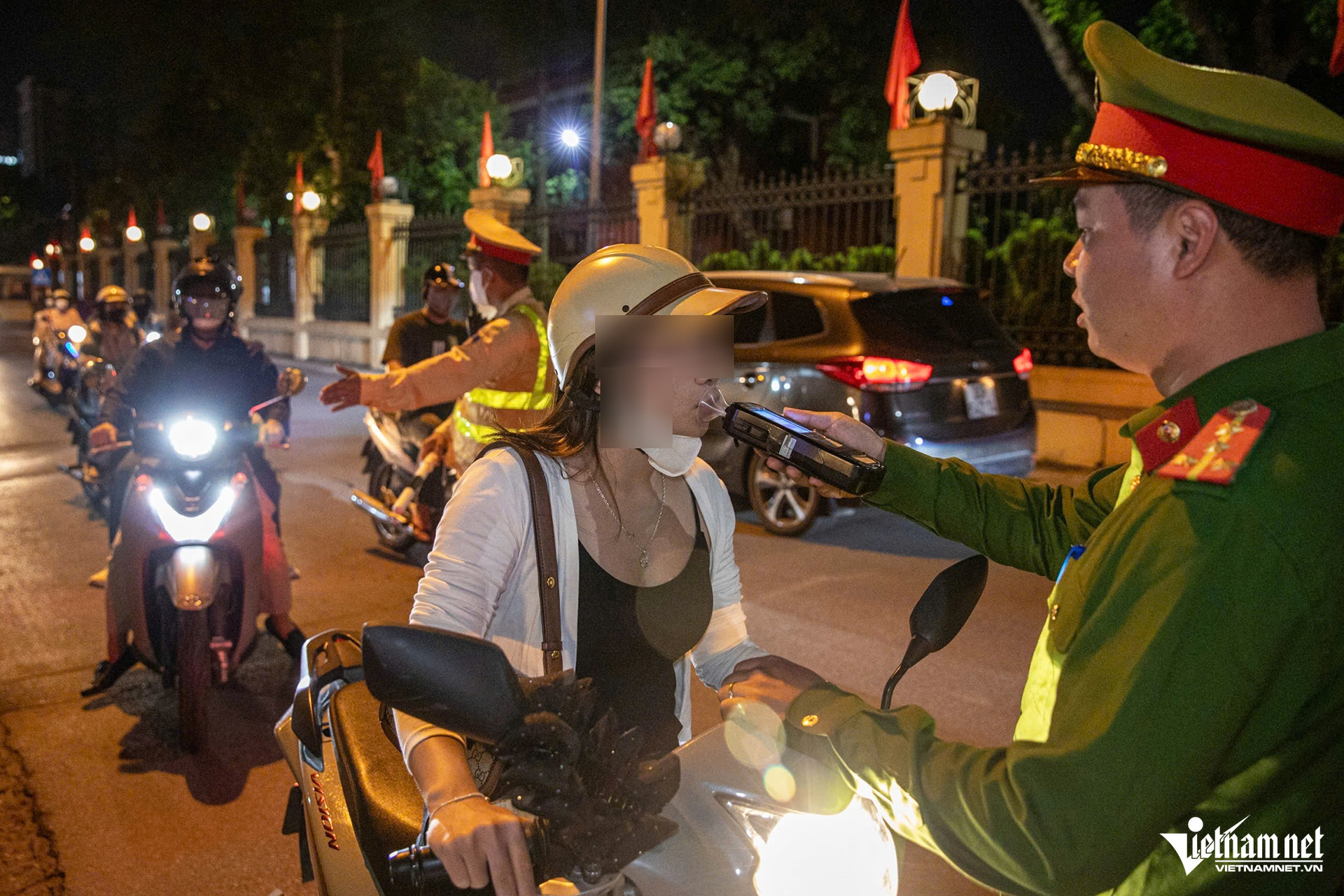 Tài xế say ‘ngất ngưởng’, tay cắm kim truyền dịch vẫn nói 'không bỏ được bia' - Ảnh 1. Tài xế say ‘ngất ngưởng’, tay cắm kim truyền dịch vẫn nói 'không bỏ được bia' - Ảnh 1.