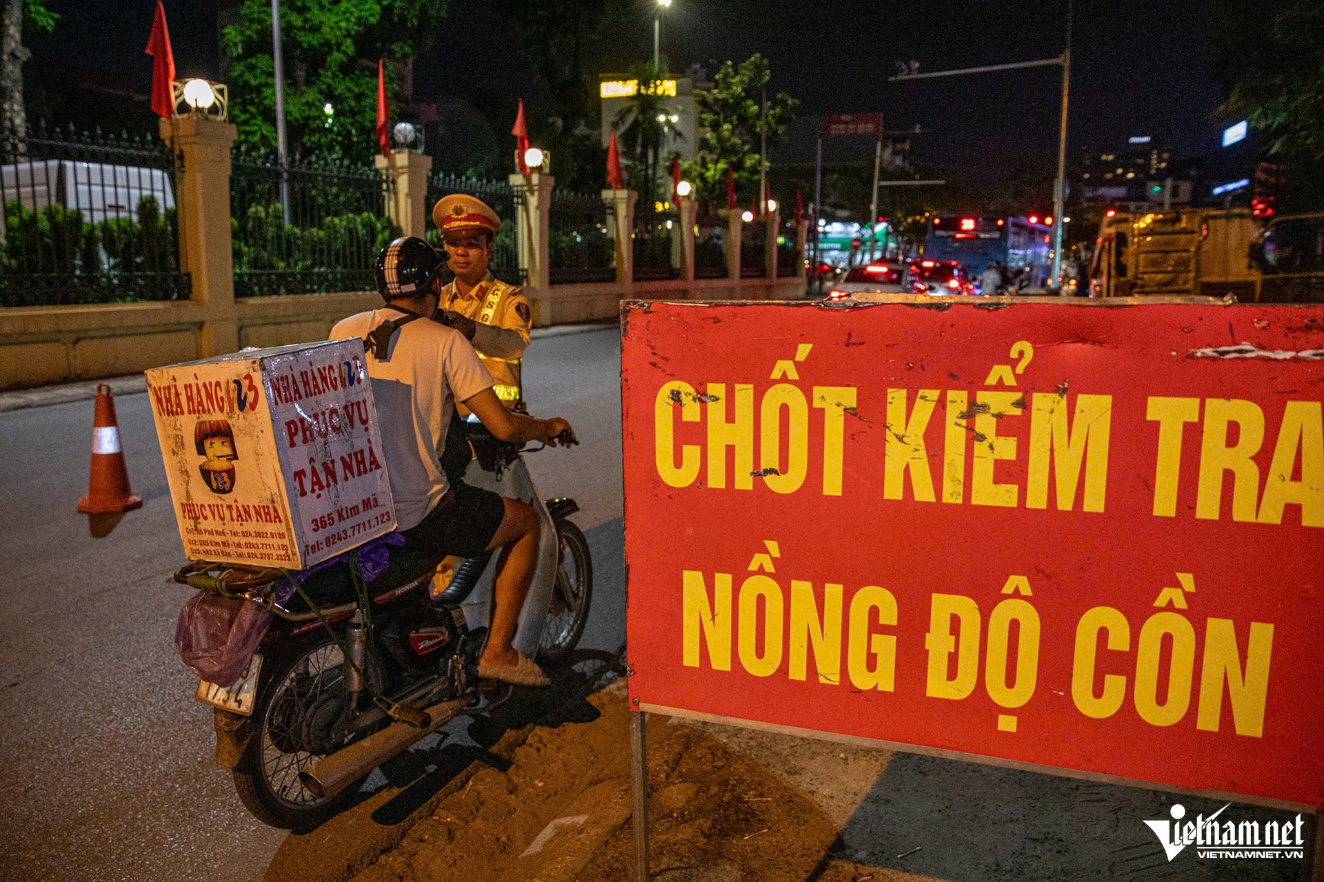 Tài xế say ‘ngất ngưởng’, tay cắm kim truyền dịch vẫn nói 'không bỏ được bia' - Ảnh 8. Tài xế say ‘ngất ngưởng’, tay cắm kim truyền dịch vẫn nói 'không bỏ được bia' - Ảnh 8.