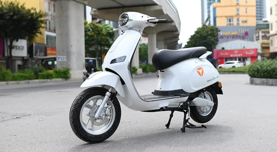 Xe máy điện giá 16,5 triệu đồng ở Việt Nam đẹp tựa Vespa, có smartkey chống trộm, pin bền, rẻ hơn hẳn Vision, xe số Wave Alpha - Ảnh 2.