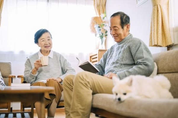 Muốn tuổi già an yên, cha mẹ tuyệt đối tránh đưa con 2 loại tiền này dù lương hưu cao đến đâu - Ảnh 1.