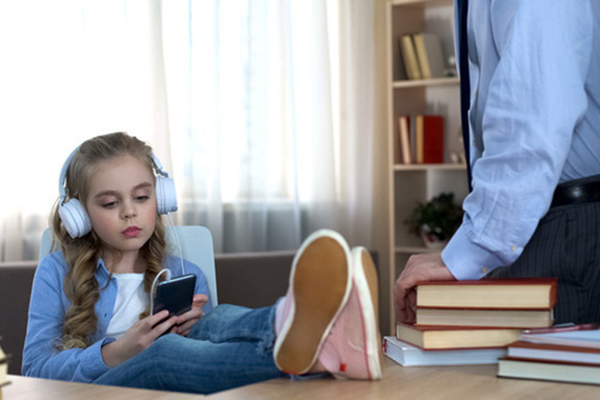 Khi thấy con có những biểu hiện ích kỷ và vô cảm: Hãy làm ngay 3 điều này trước khi quá muộn! - Ảnh 3.