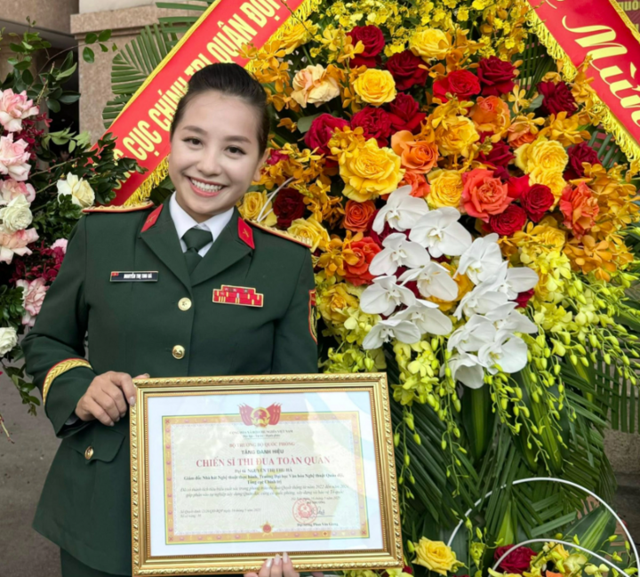 Nữ NSND mang hàm Đại tá, có bằng tiến sĩ, hiện là Giám đốc nhà hát - Ảnh 1.