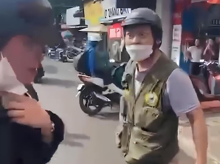 Danh tính người đàn ông vừa đánh người vừa đe doạ: ‘Mày biết tao là ai không?’ - Ảnh 1. Danh tính người đàn ông vừa đánh người vừa đe doạ: ‘Mày biết tao là ai không?’ - Ảnh 1.