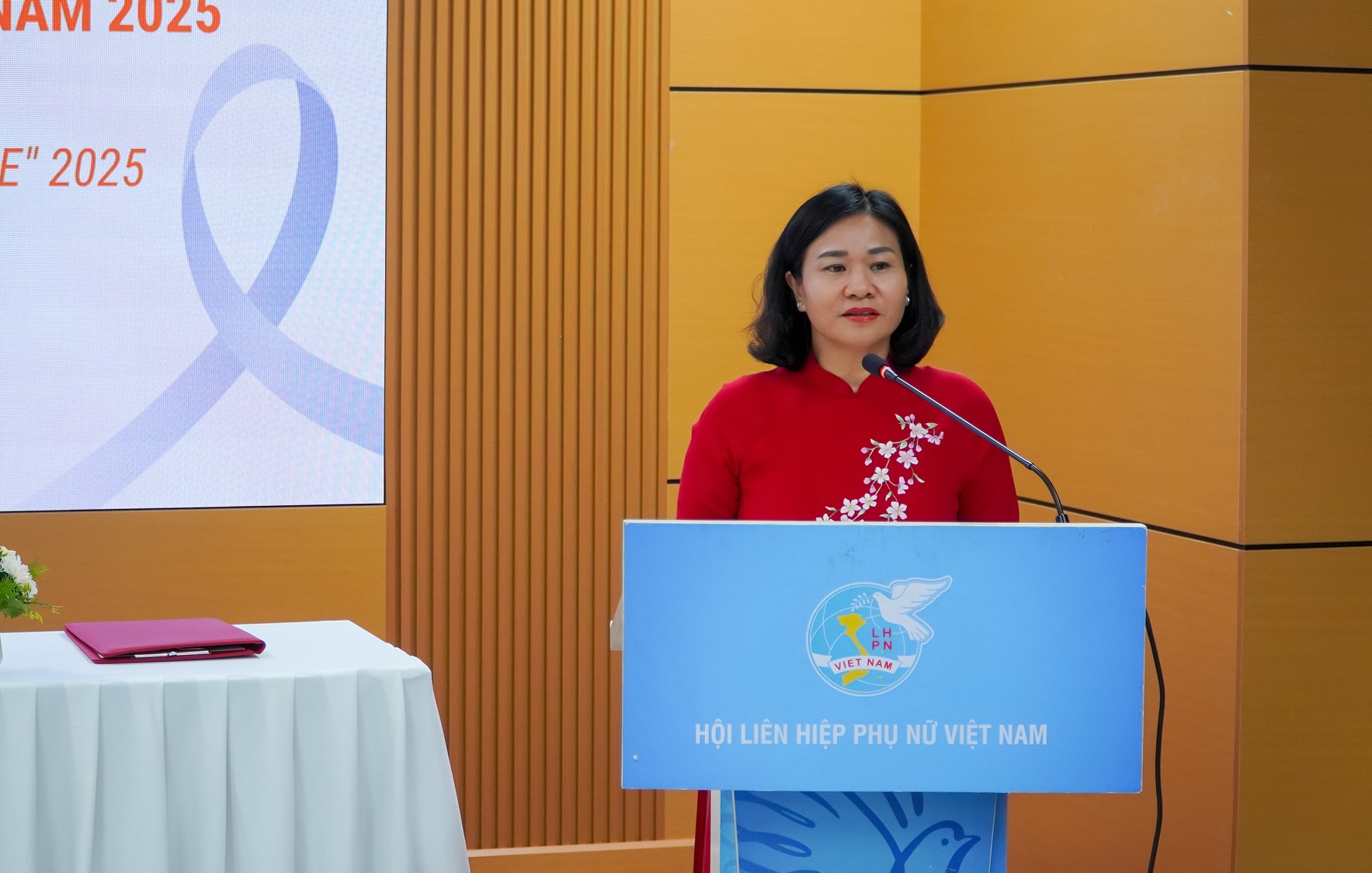 “Chạm sẻ chia, trao hy vọng 2025” lan tỏa hành trình vì sức khỏe phụ nữ Việt - Ảnh 1. “Chạm sẻ chia, trao hy vọng 2025” lan tỏa hành trình vì sức khỏe phụ nữ Việt - Ảnh 1.