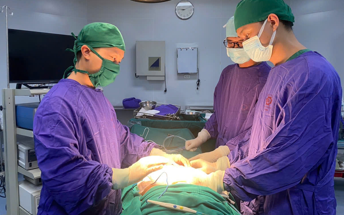Cụ ông 93 tuổi mang khối u tuyến tiền liệt 143g, kèm thoát vị bẹn được phẫu thuật thành công - Ảnh 3.