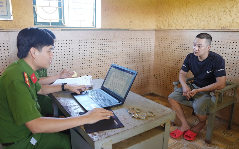 Thiếu tiền trả nợ, hai mẹ con mượn xe m&aacute;y đi cầm cố - Ảnh 3.