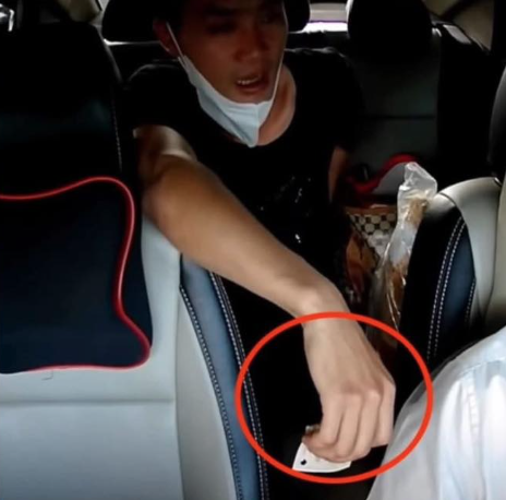 Câu chuyện cổ tích giữa đời thường: Thương người cha nghèo vừa mất con, tài xế taxi chở miễn phí 20km - Ảnh 1.