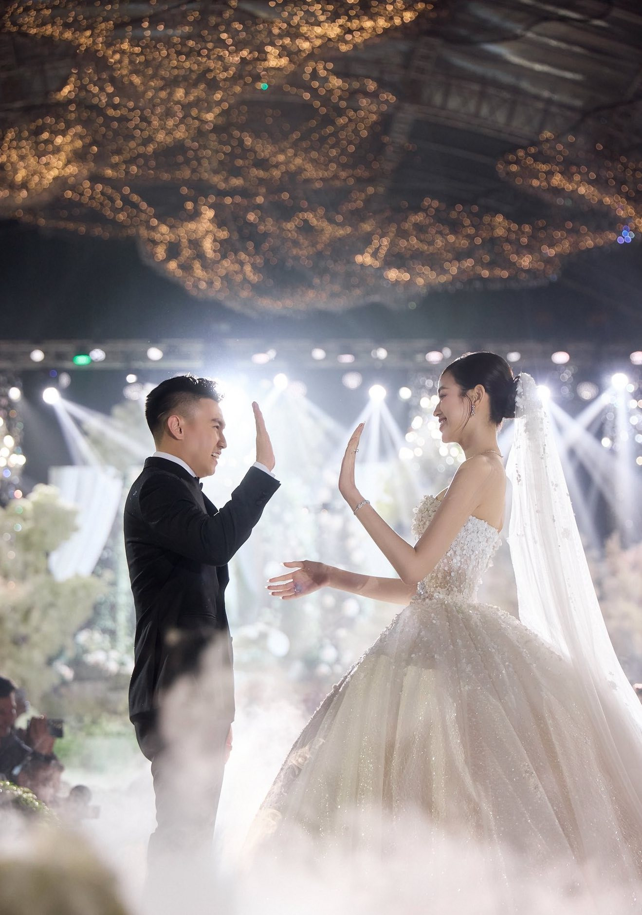 Tiệc cưới xa hoa của hoa hậu Đỗ Thị Hà và doanh nhân Nguyễn Viết Vương - Ảnh 3. Tiệc cưới xa hoa của hoa hậu Đỗ Thị Hà và doanh nhân Nguyễn Viết Vương - Ảnh 3.