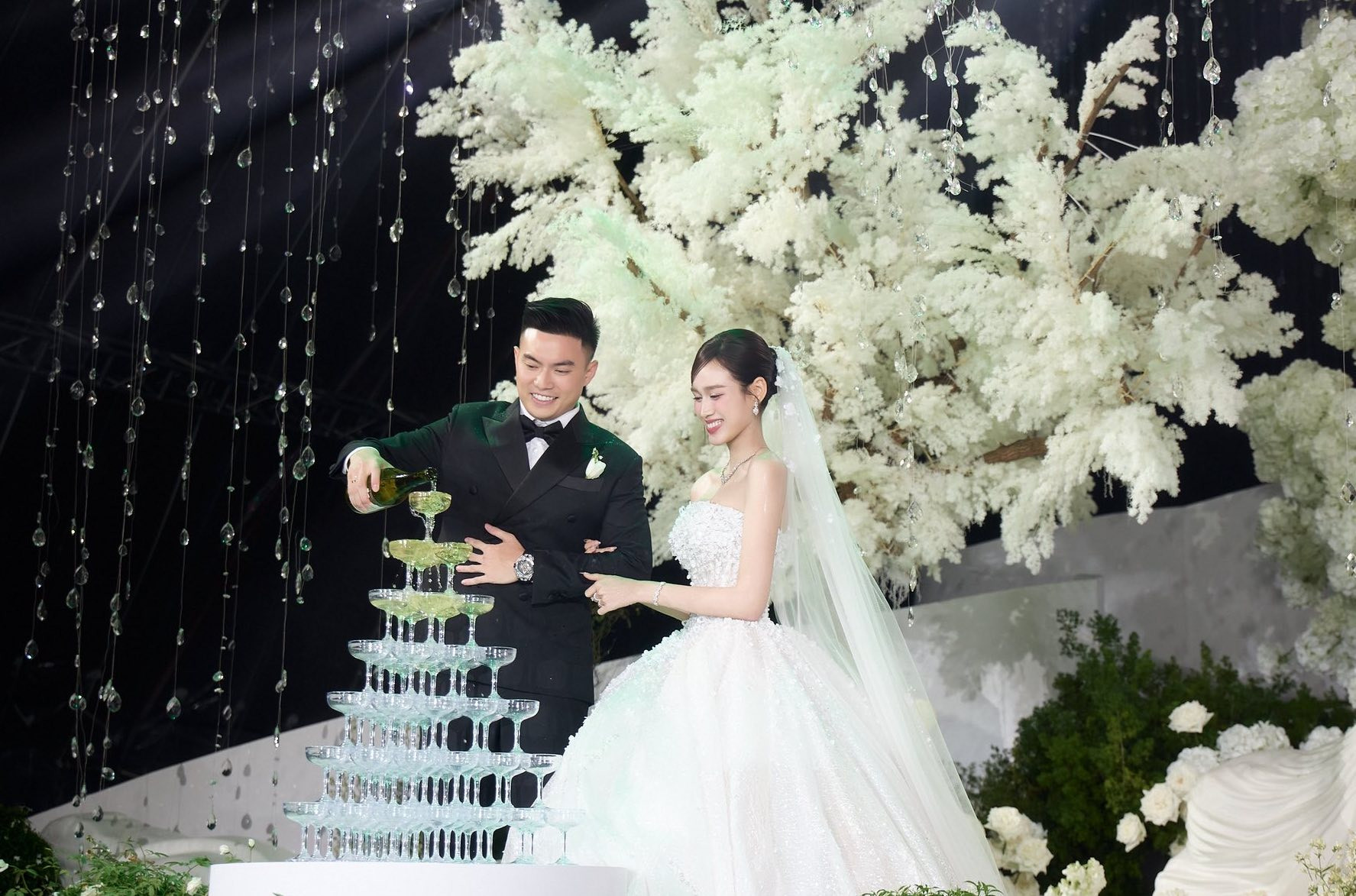 Tiệc cưới xa hoa của hoa hậu Đỗ Thị Hà và doanh nhân Nguyễn Viết Vương - Ảnh 10. Tiệc cưới xa hoa của hoa hậu Đỗ Thị Hà và doanh nhân Nguyễn Viết Vương - Ảnh 10.