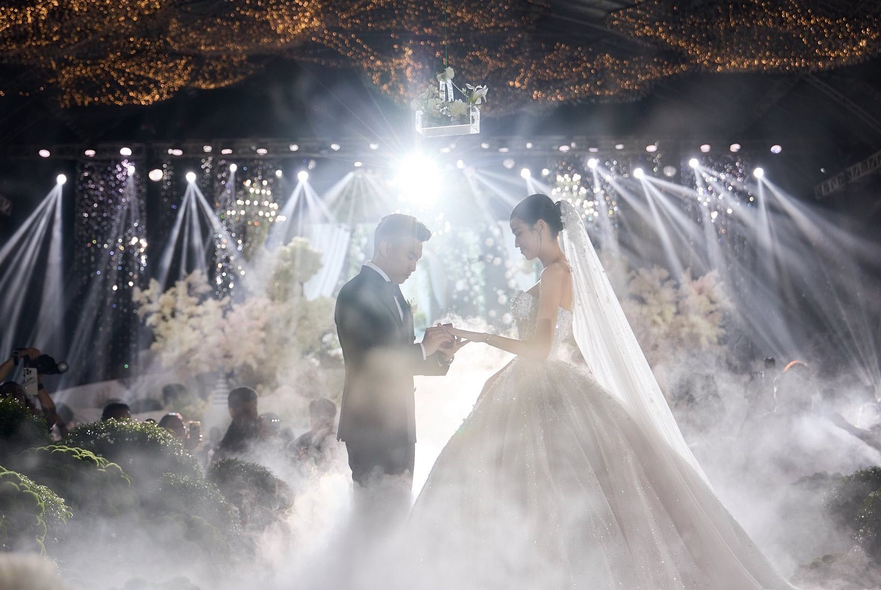 Tiệc cưới xa hoa của hoa hậu Đỗ Thị Hà và doanh nhân Nguyễn Viết Vương - Ảnh 8. Tiệc cưới xa hoa của hoa hậu Đỗ Thị Hà và doanh nhân Nguyễn Viết Vương - Ảnh 8.