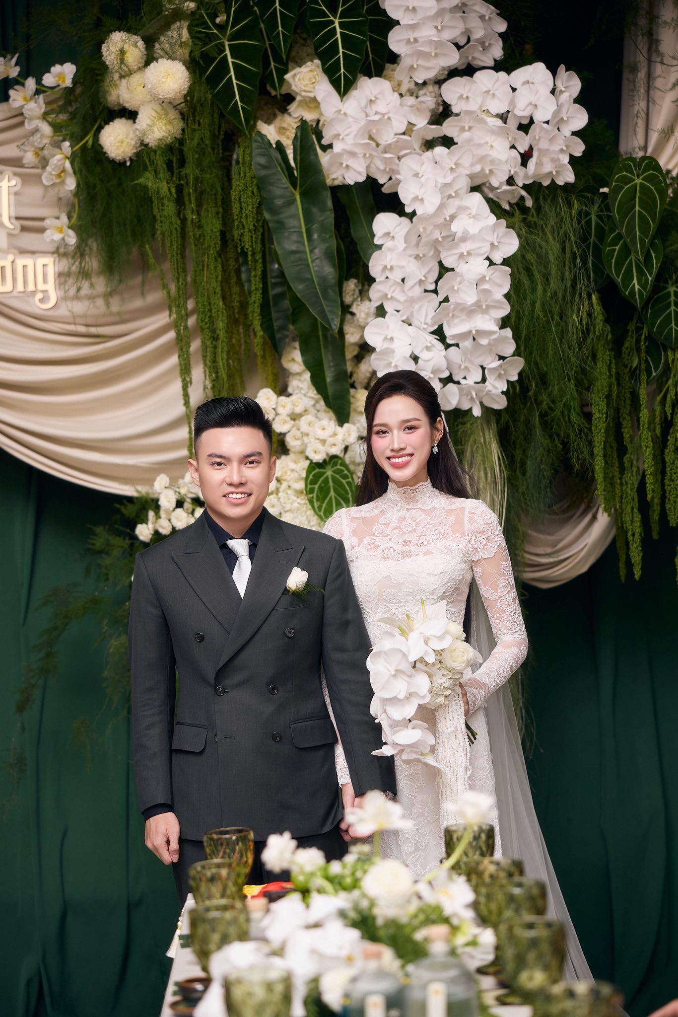 Mẹ Hoa hậu Đỗ Thị Hà rơi nước mắt tiễn con gái lên xe hoa - Ảnh 10. Mẹ Hoa hậu Đỗ Thị Hà rơi nước mắt tiễn con gái lên xe hoa - Ảnh 10.