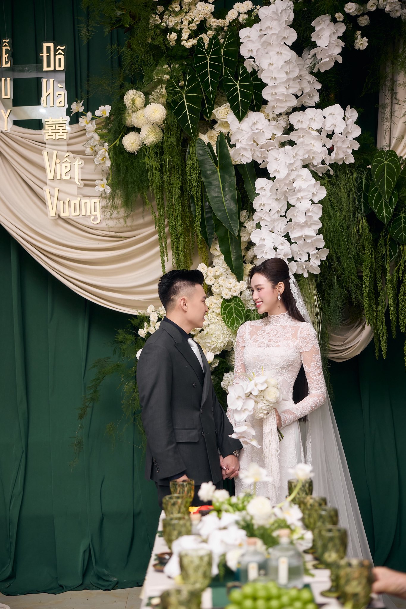 Mẹ Hoa hậu Đỗ Thị Hà rơi nước mắt tiễn con gái lên xe hoa - Ảnh 11. Mẹ Hoa hậu Đỗ Thị Hà rơi nước mắt tiễn con gái lên xe hoa - Ảnh 11.