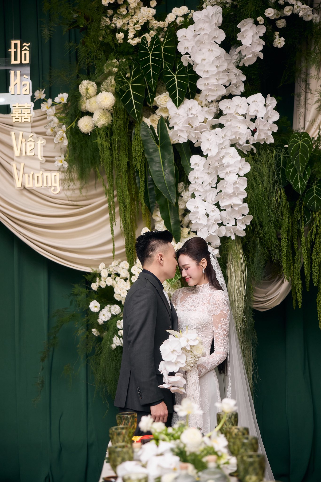 Mẹ Hoa hậu Đỗ Thị Hà rơi nước mắt tiễn con gái lên xe hoa - Ảnh 12. Mẹ Hoa hậu Đỗ Thị Hà rơi nước mắt tiễn con gái lên xe hoa - Ảnh 12.