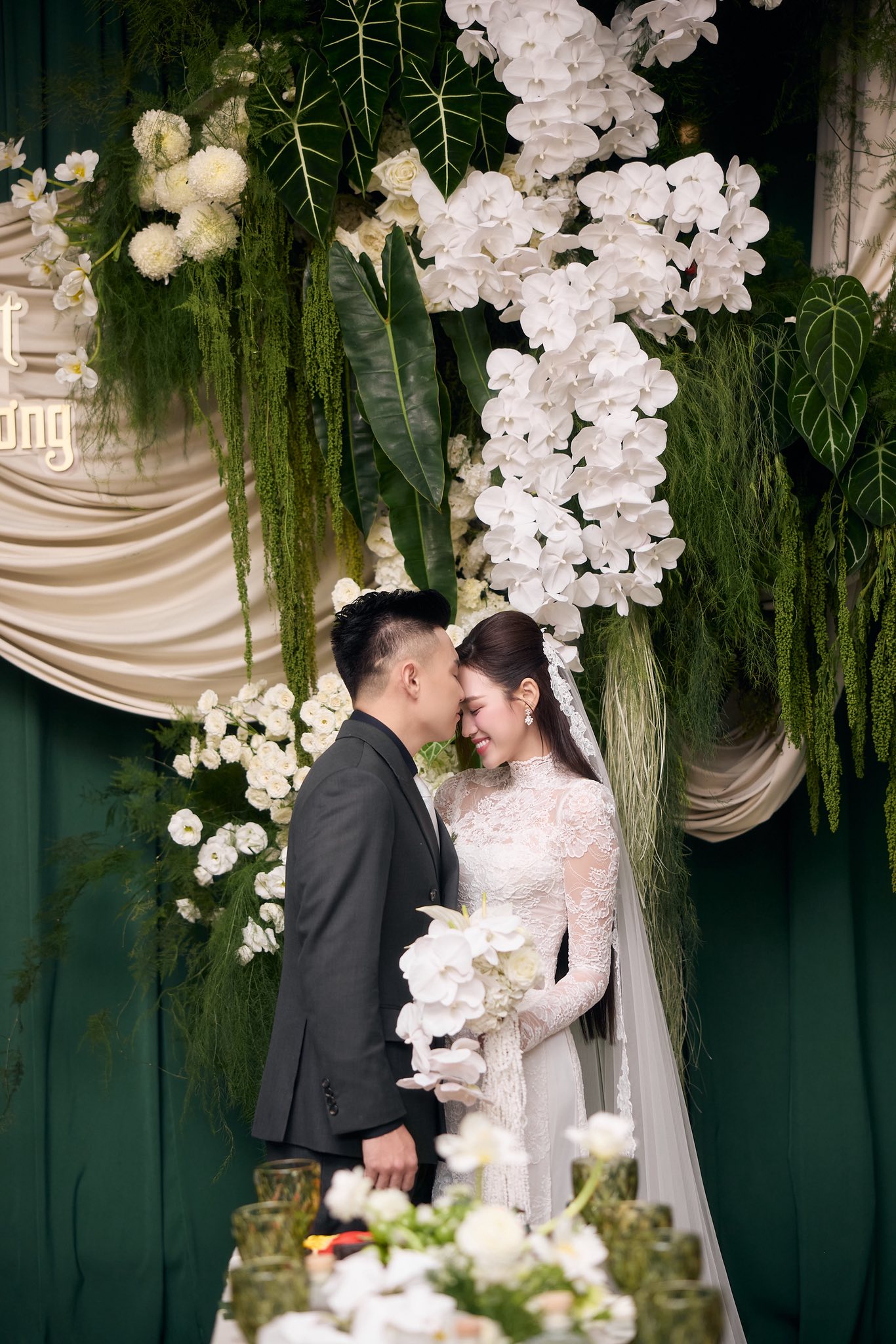 Mẹ Hoa hậu Đỗ Thị Hà rơi nước mắt tiễn con gái lên xe hoa - Ảnh 13. Mẹ Hoa hậu Đỗ Thị Hà rơi nước mắt tiễn con gái lên xe hoa - Ảnh 13.