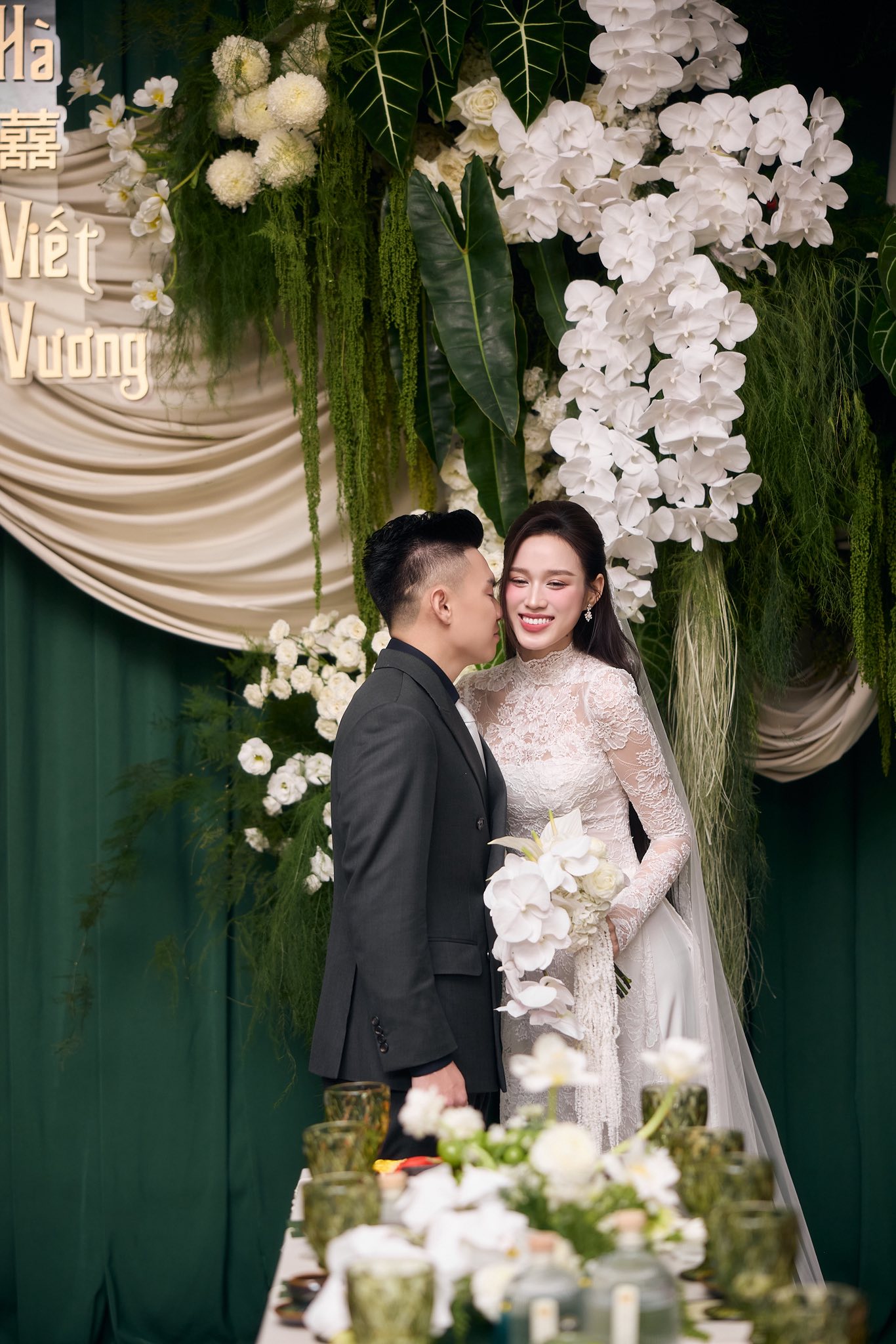 Mẹ Hoa hậu Đỗ Thị Hà rơi nước mắt tiễn con gái lên xe hoa - Ảnh 14. Mẹ Hoa hậu Đỗ Thị Hà rơi nước mắt tiễn con gái lên xe hoa - Ảnh 14.