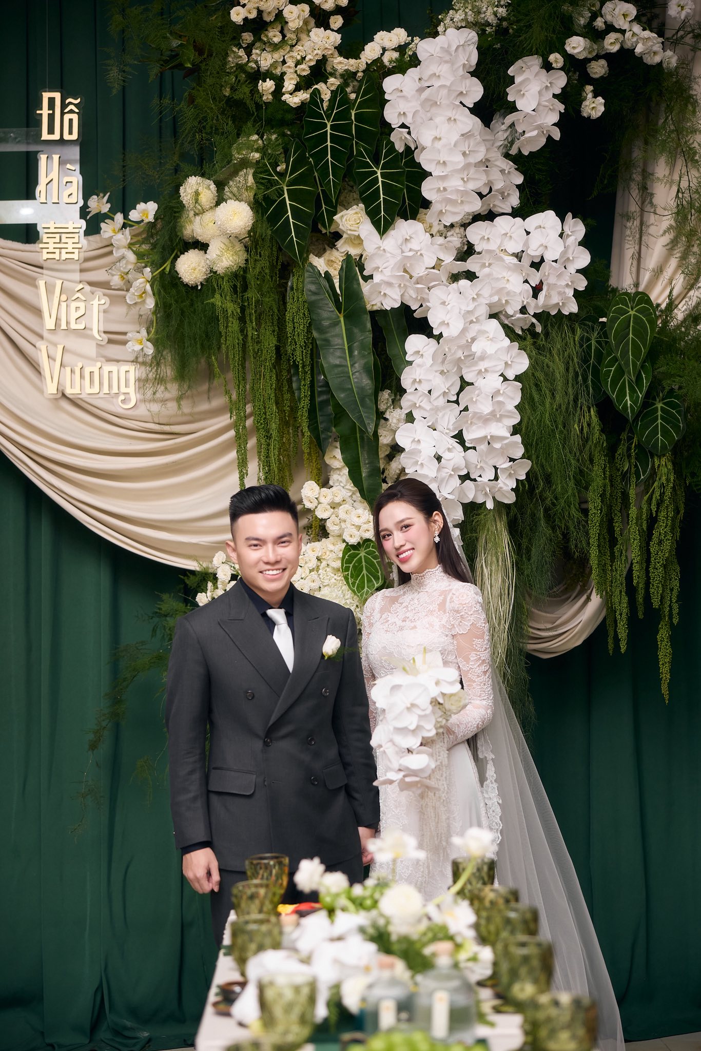 Mẹ Hoa hậu Đỗ Thị Hà rơi nước mắt tiễn con gái lên xe hoa - Ảnh 15. Mẹ Hoa hậu Đỗ Thị Hà rơi nước mắt tiễn con gái lên xe hoa - Ảnh 15.
