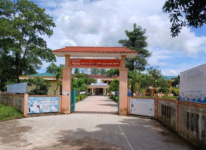 40 học sinh nhập viện sau bữa ăn bán trú: Tiếp tục đình chỉ công tác nữ hiệu phó - Ảnh 1.