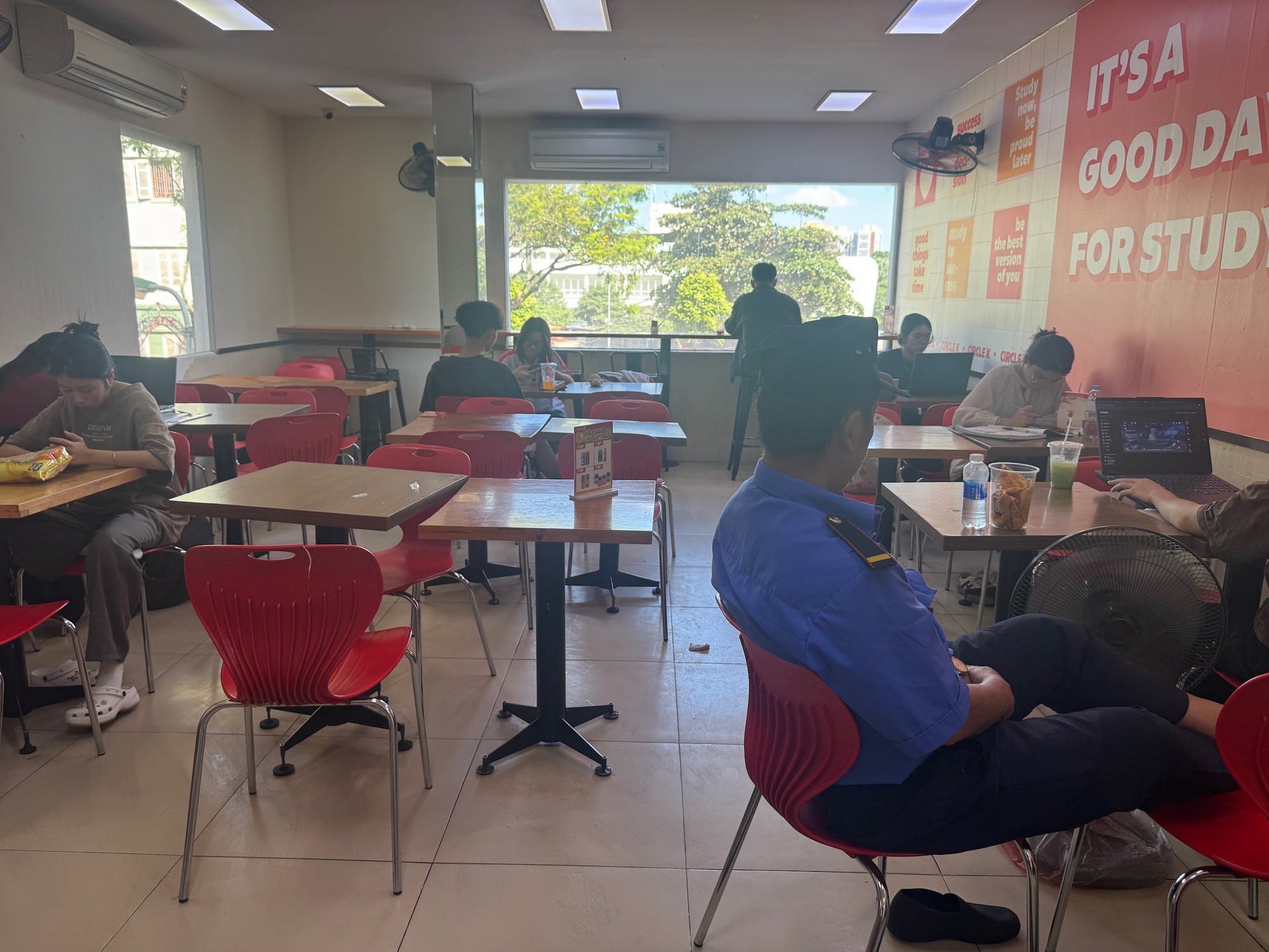 Gen Z và lối sống mới: Đồ ăn sẵn thay đổi thói quen nấu nướng - Ảnh 2. Gen Z và lối sống mới: Đồ ăn sẵn thay đổi thói quen nấu nướng - Ảnh 2.