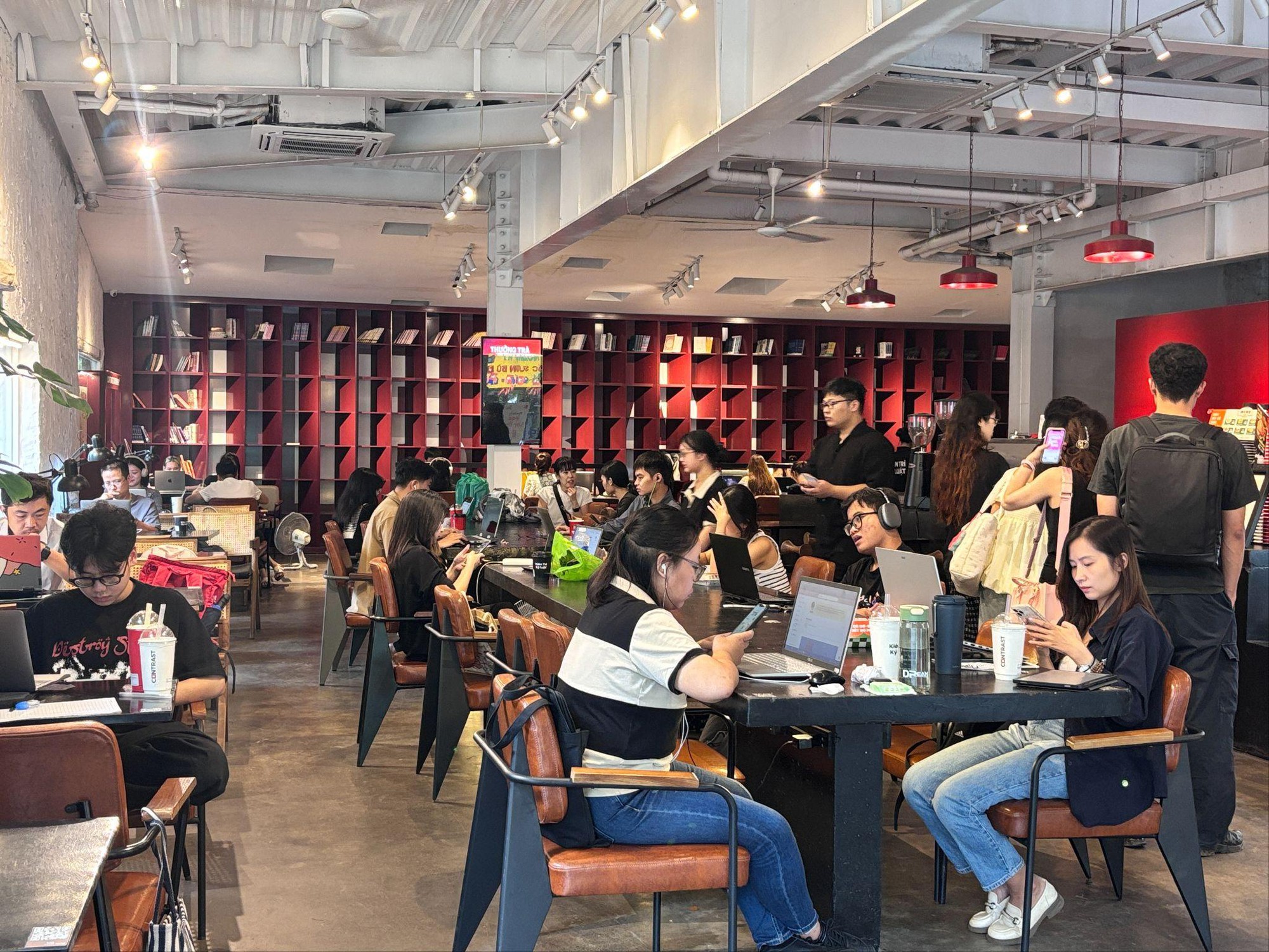 Khi giới trẻ biến quán cafe thành lớp học sáng tạo - Ảnh 1. Khi giới trẻ biến quán cafe thành lớp học sáng tạo - Ảnh 1.