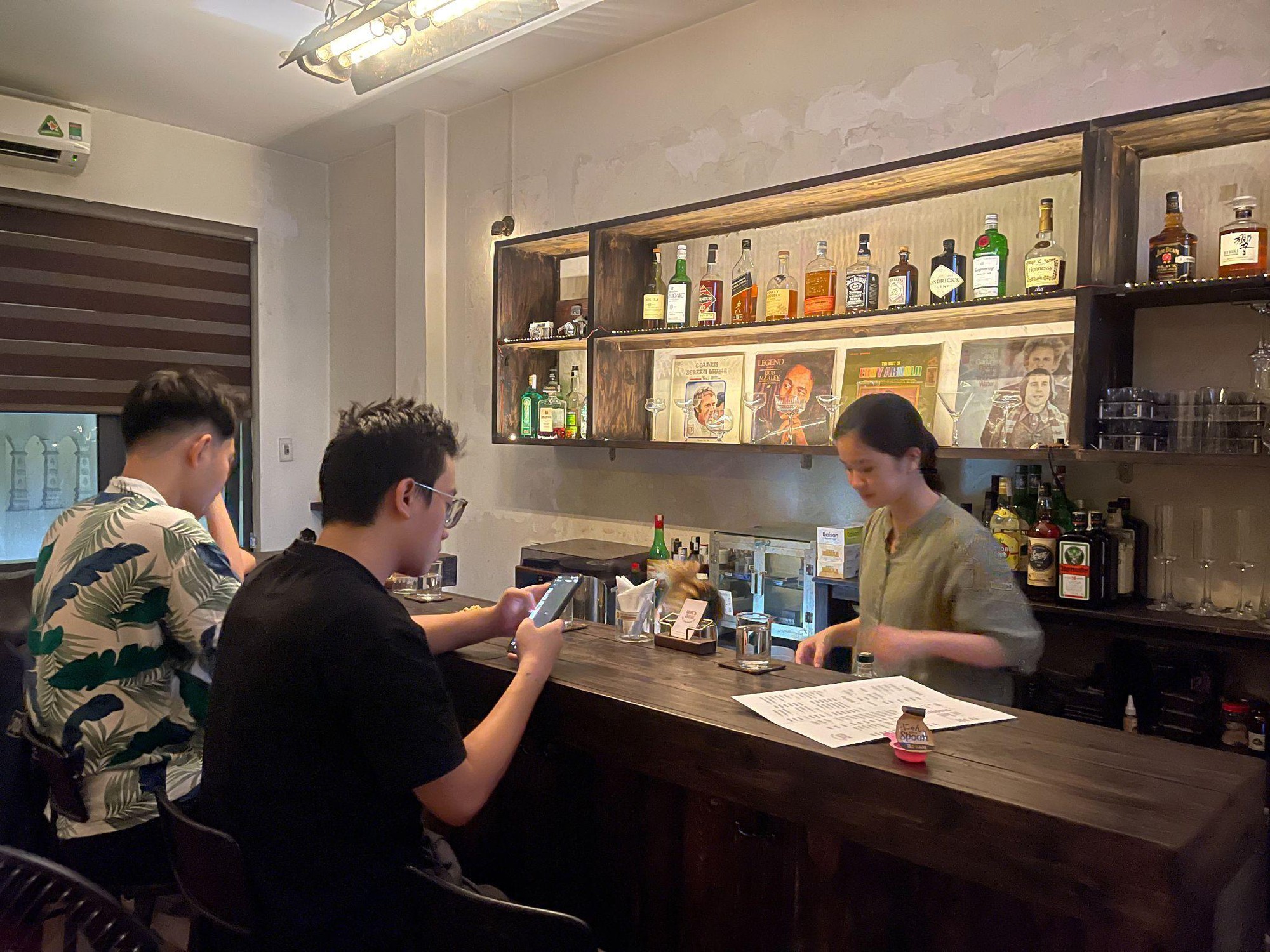Quán bar ẩn dật: Liệu pháp tinh thần cho người trẻ giữa nhịp sống hối hả - Ảnh 2.