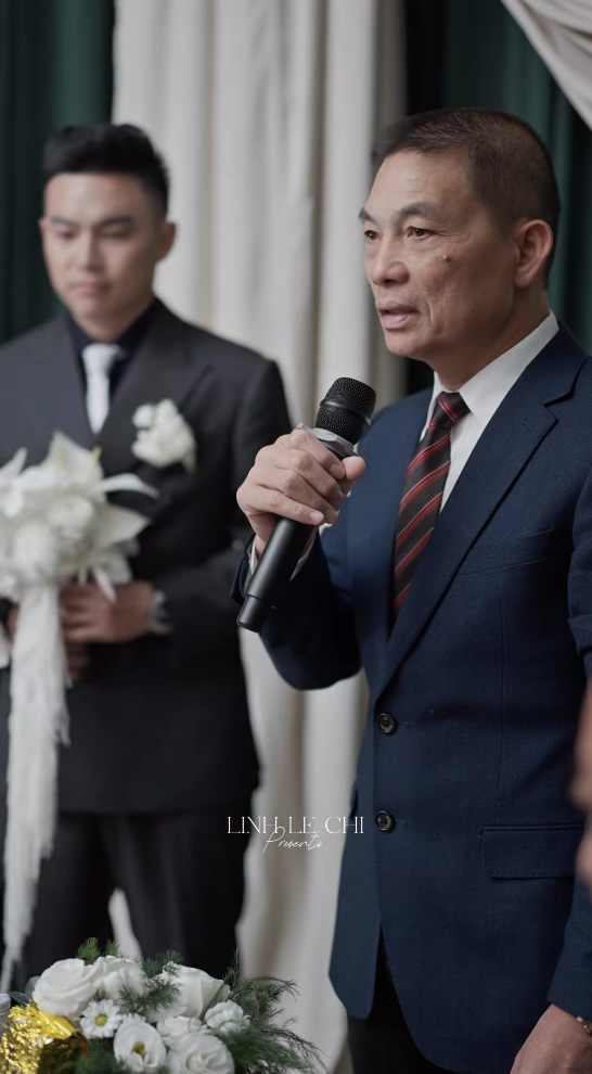 Lễ cưới Đỗ Thị Hà: Bố chồng và bố đẻ gửi gắm điều gì Tới đôi uyên ương? - Ảnh 3. Lễ cưới Đỗ Thị Hà: Bố chồng và bố đẻ gửi gắm điều gì Tới đôi uyên ương? - Ảnh 3.